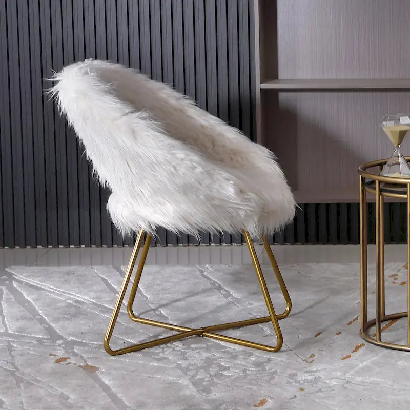 Fauteuil d'appoint barillet en fausse fourrure blanche, piètement luge doré, une place