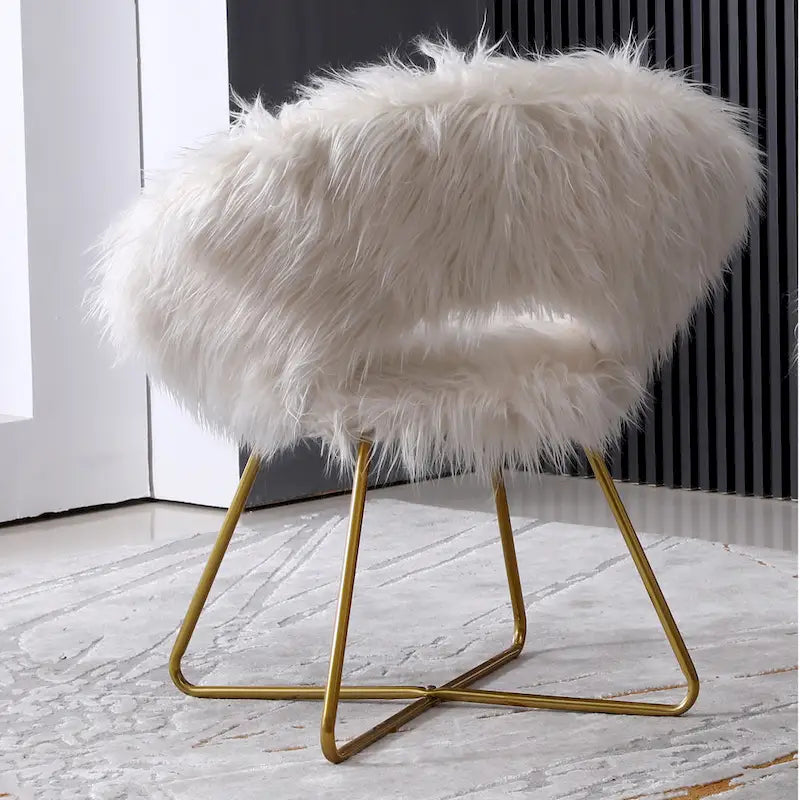 Fauteuil d'appoint barillet en fausse fourrure blanche, piètement luge doré, une place
