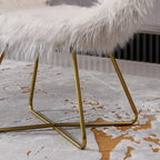 Fauteuil d'appoint barillet en fausse fourrure blanche, piètement luge doré, une place