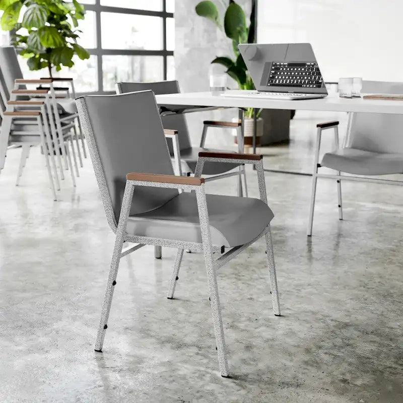Fauteuil empilable en vinyle gris, une place