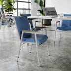 Fauteuil empilable en vinyle gris, une place